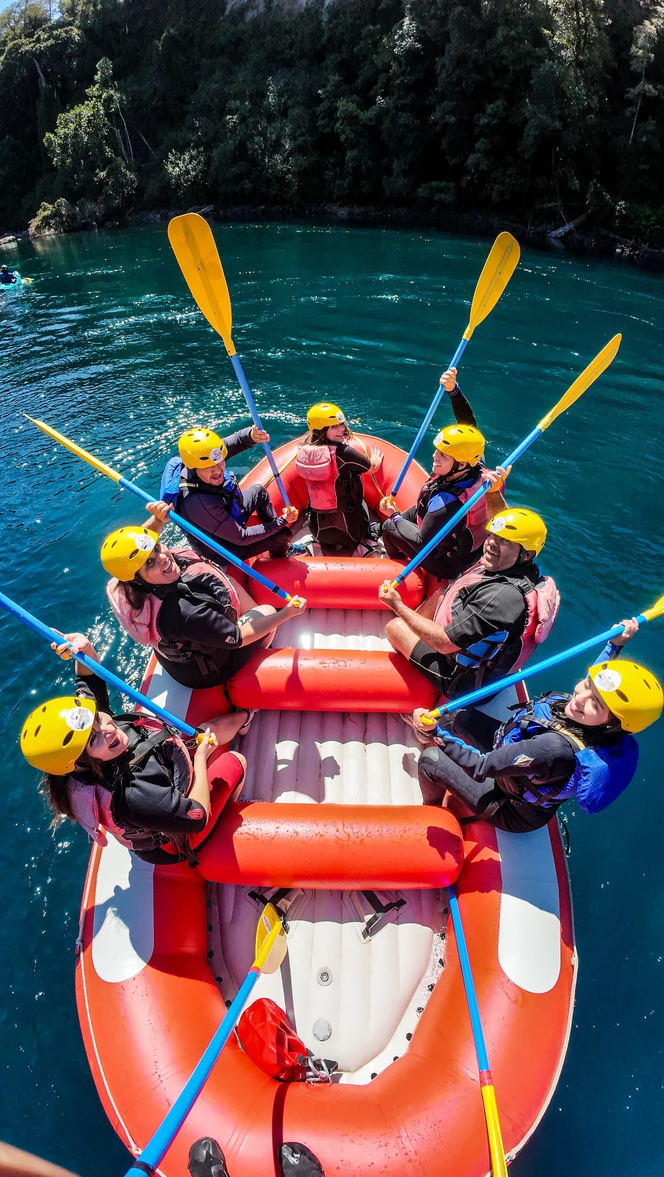 Grupo levantando los remos dentro de la balsa, visto desde arriba