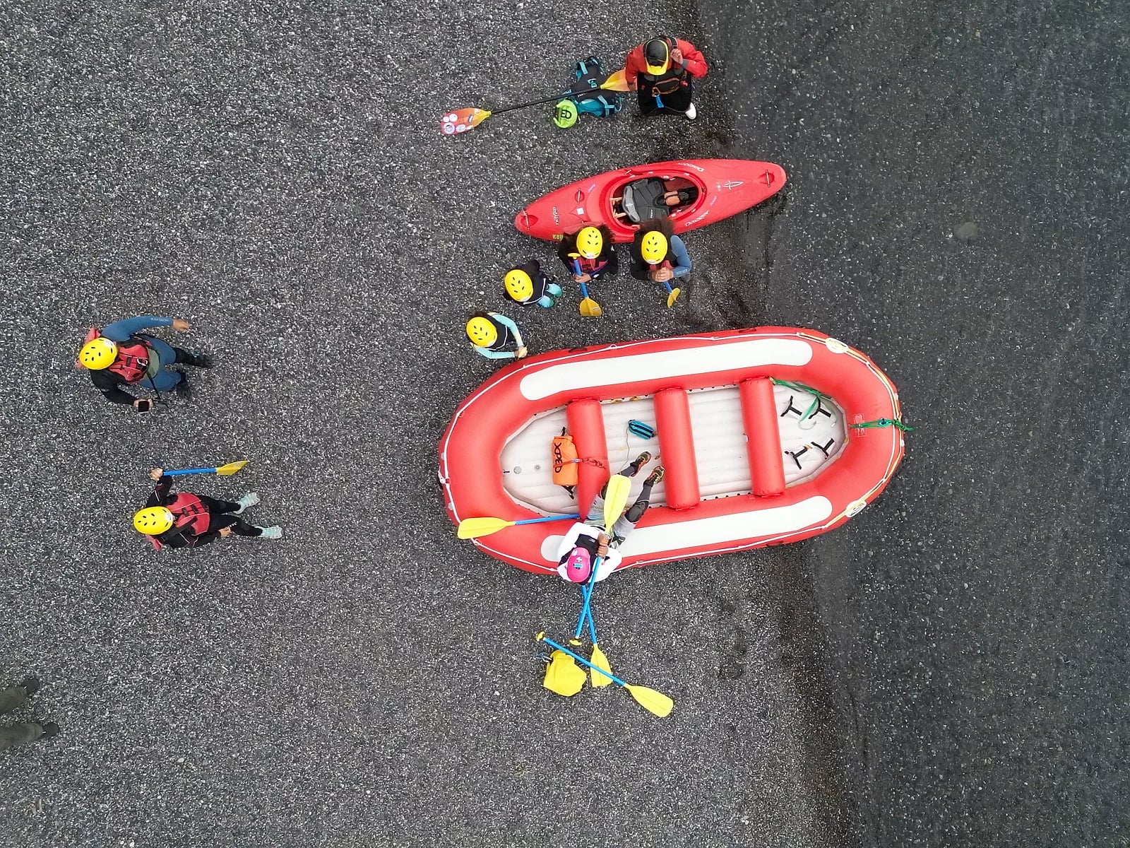 Vista aérea de la balsa y los kayaks en la playa de Puerto Nuevo