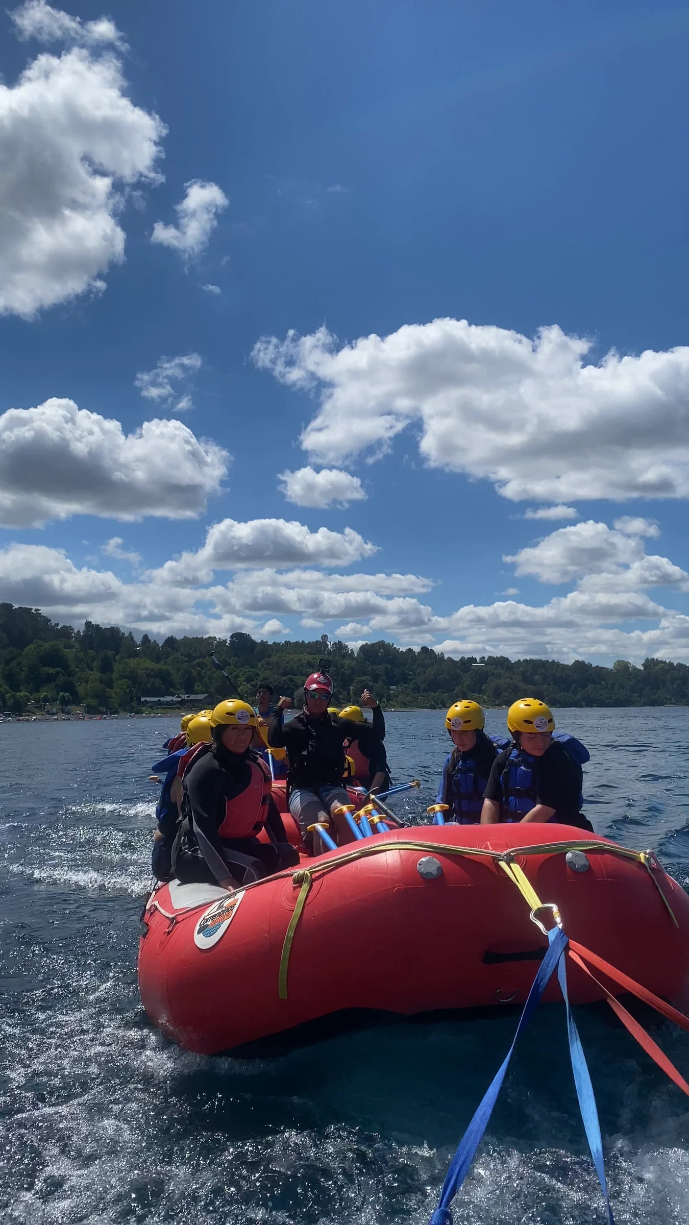 Balsa remolcada por el bote a motor sobre el Lago Ranco